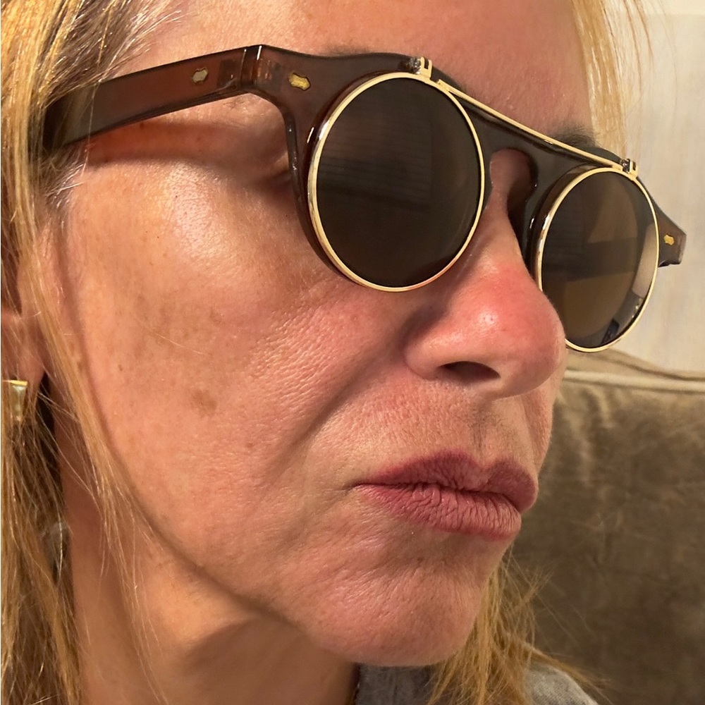 UNISEX Stylish Round Sunglasses with Gold Accents - Picture 3 of 11